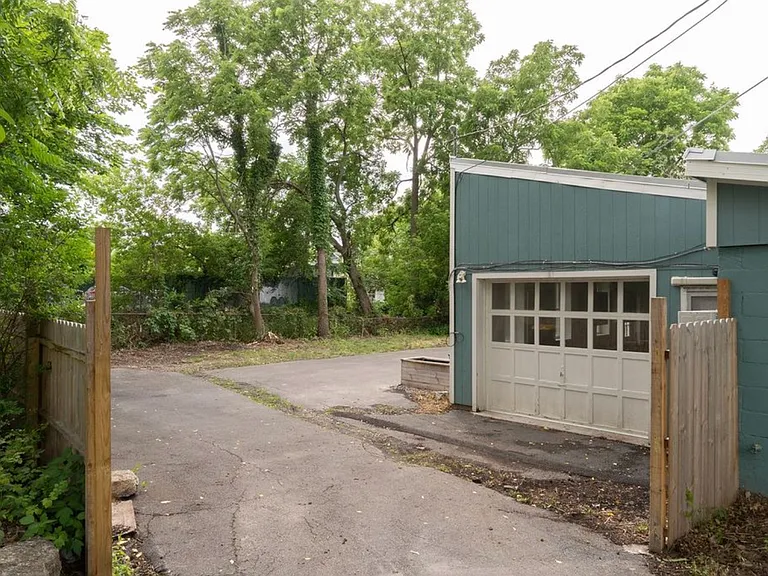 825 Columbia St — Photo 2