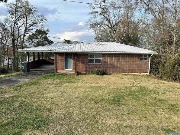 335 Lakeside Dr, Centre, AL 35960