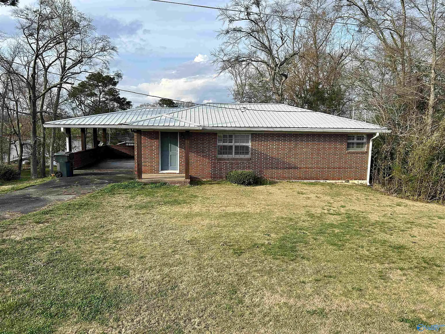 335 Lakeside Dr photo 1