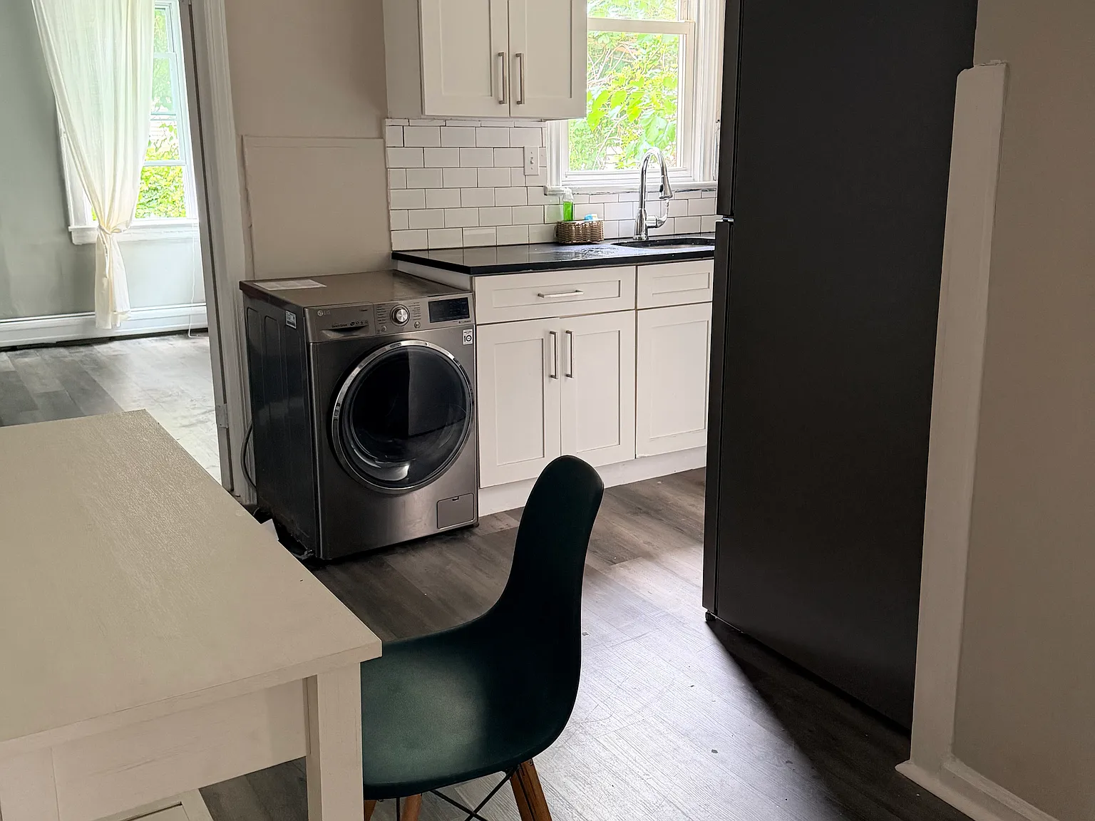2 bed, 907 sqft, $2,400 — Photo 2
