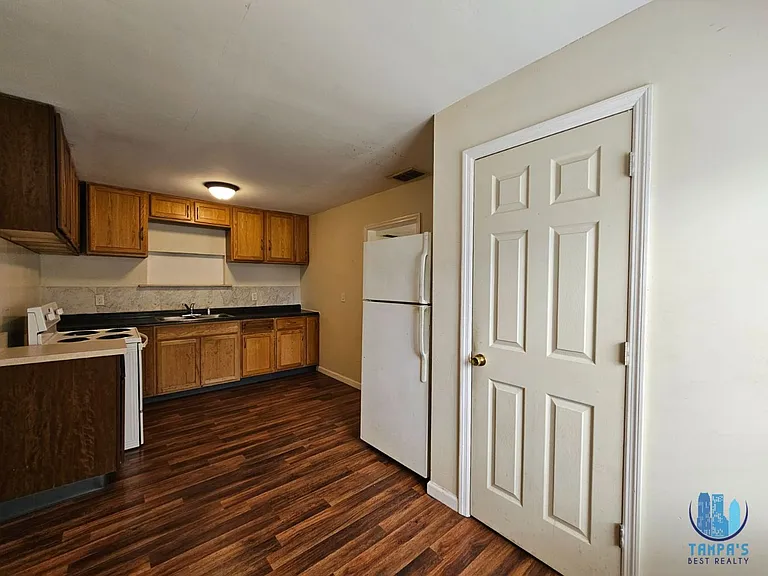 1516 Holly Rd — Photo 8