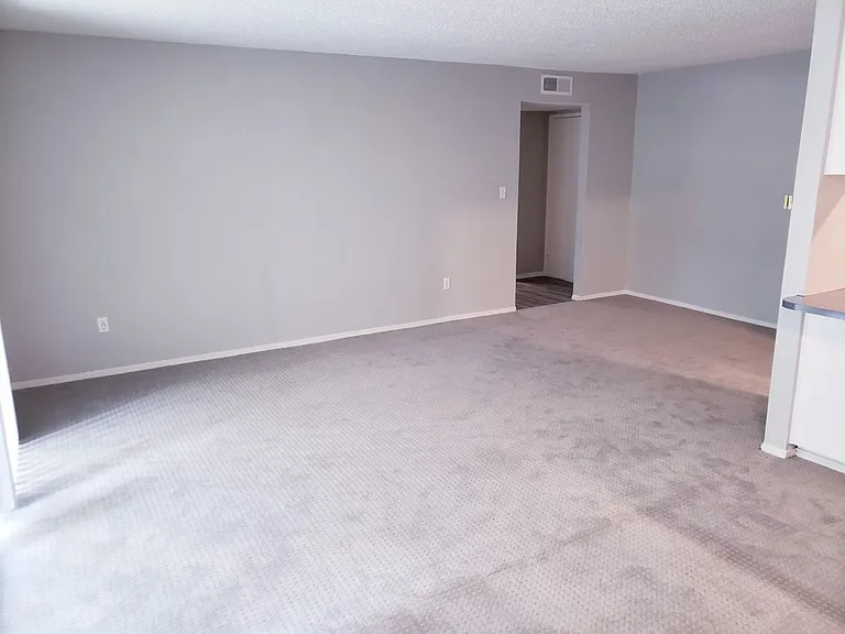 The Huntington Apartments — Photo 17