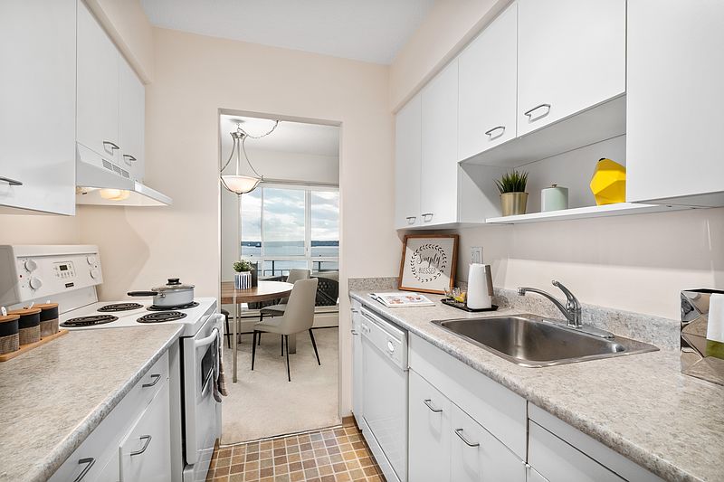 West Vancouver Apartment for rent - 2 Bedrooms — photo 12