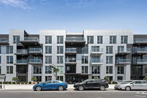 Sold by E Realty International Corp | media 2