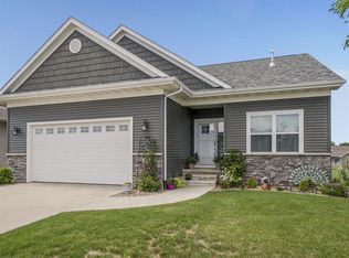 240 Ridgewood Dr, Hiawatha, IA 52233