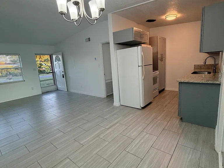 1718 Colton Dr #C — Photo 2