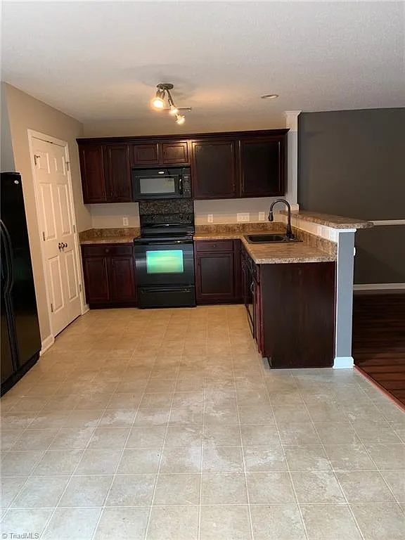 2 bed, 3.5 bath, $2,100 — Photo 3