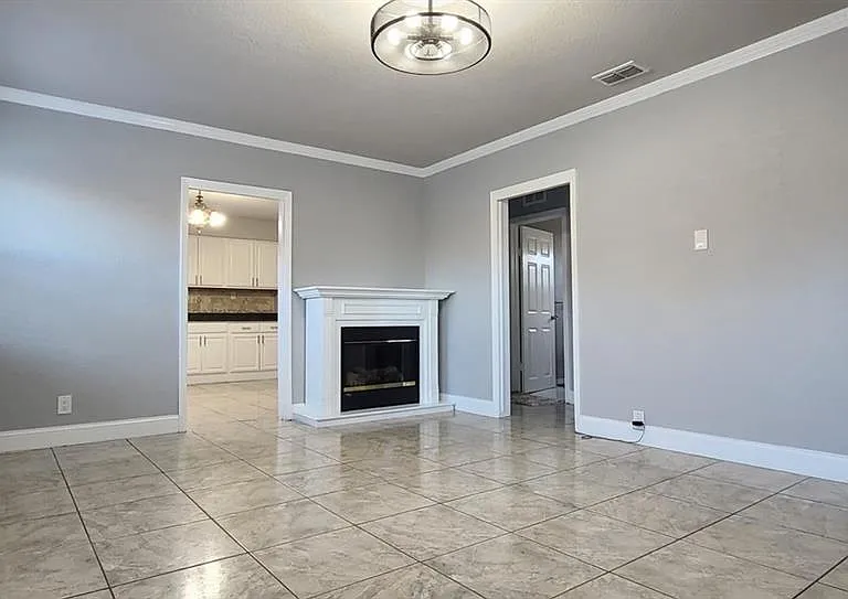 2306 W Saint Joseph St — Photo 2