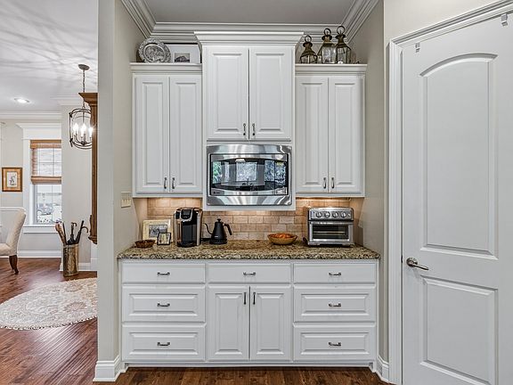 5th image of 3001 Bourbon St