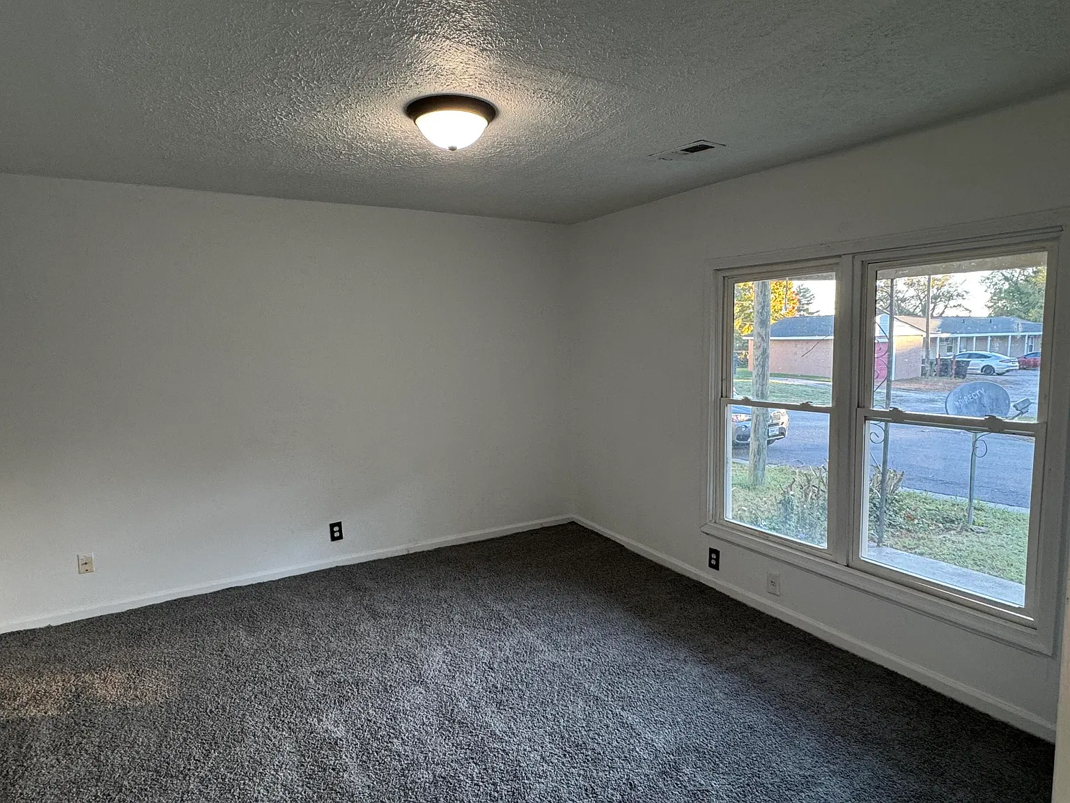 3 bed, 1.0 bath, 936 sqft, $1,263 — Photo 3