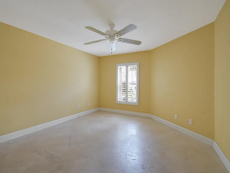 324 Village Dr #B — Photo 11