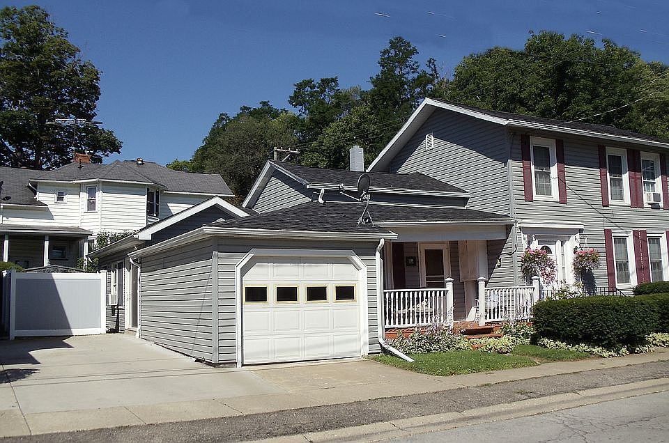 Off Street 2 or3 Car Parking