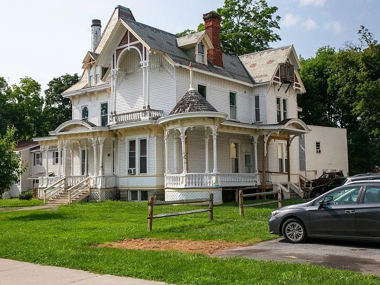 Pleasant St — Photo 21