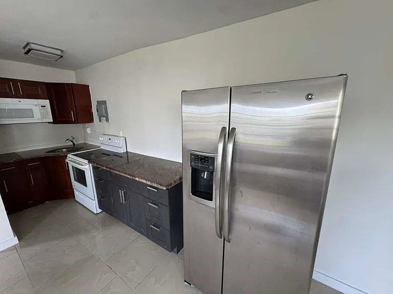 1042 Foster Rd #12 — Photo 2