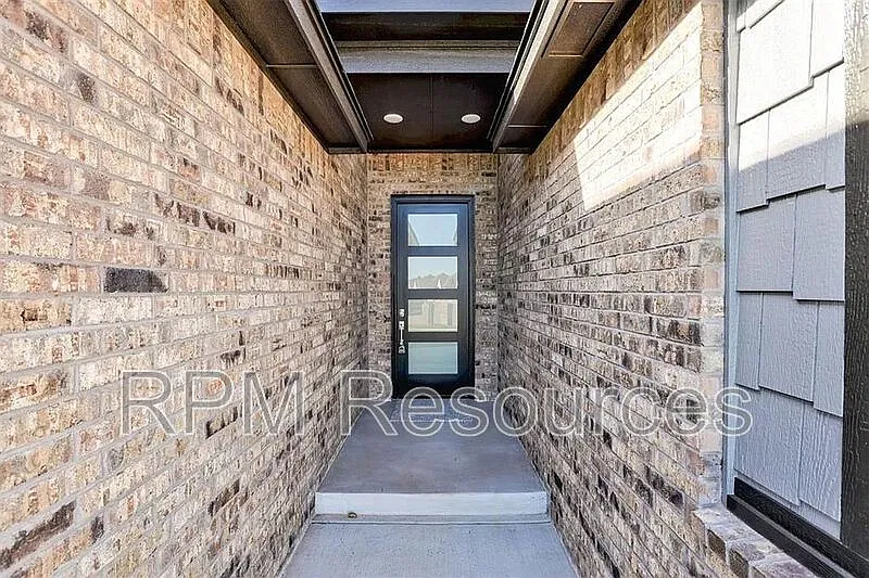 4 bed, 3.0 bath, 2231 sqft, $2,295 — Photo 2