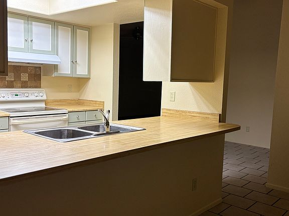Smooth cooktop range with electric oven