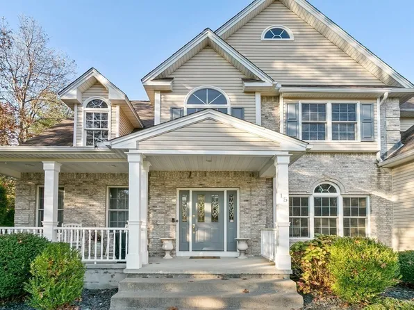 15 Lexington Cir, Southwick, MA 01077