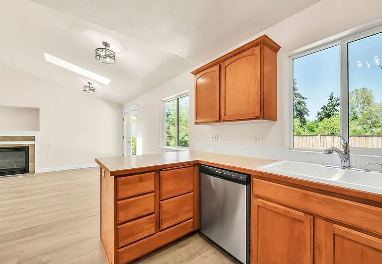 585 Dublin Ave — Photo 10