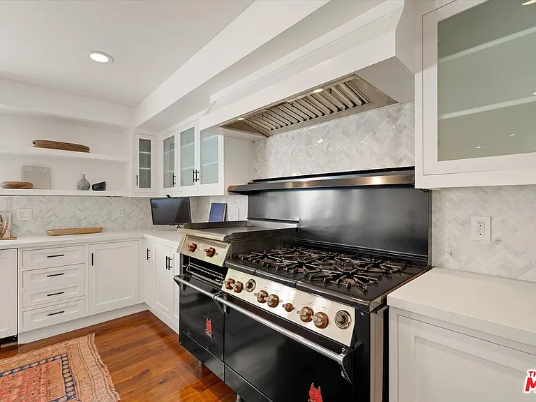 2700 Glendower Ave — Photo 14