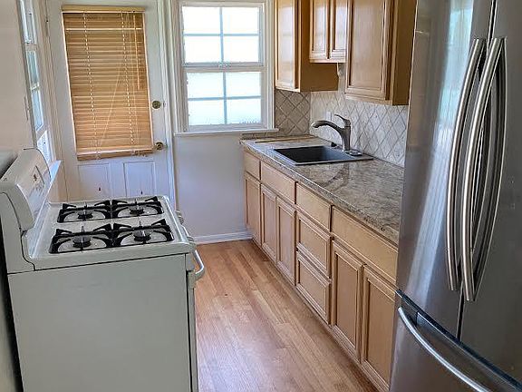 4th image of 910 E San Antonio Dr #3