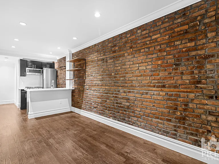 329 E 10th St #7 — Photo 5