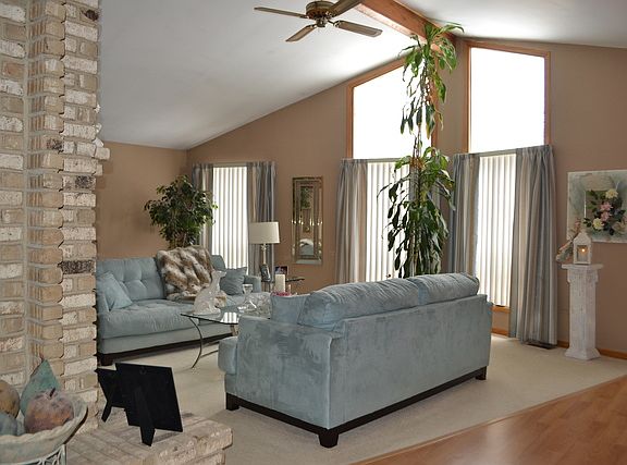 3rd image of 17288 Highwood Dr