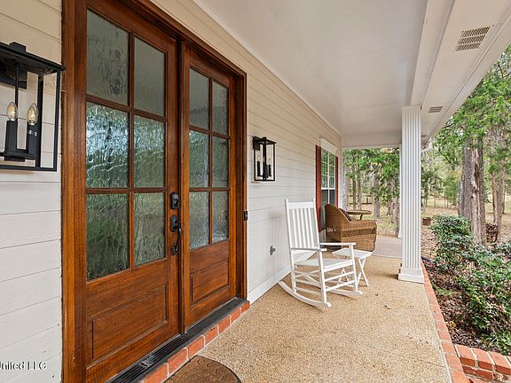 4th image of 8 Charleston Ave