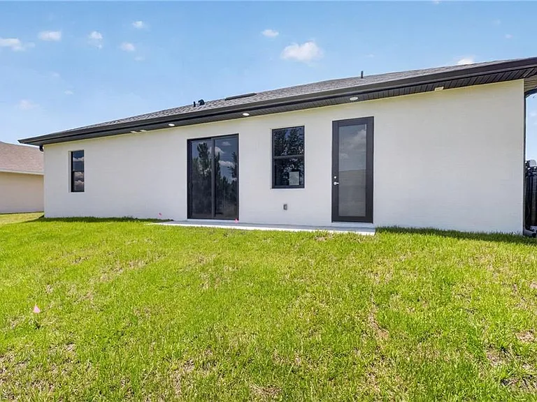 1213 Dodwin St E — Photo 24