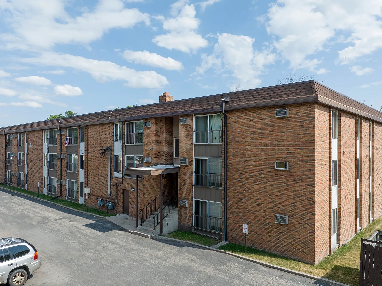 Carriage Manor Apartments — Photo 2
