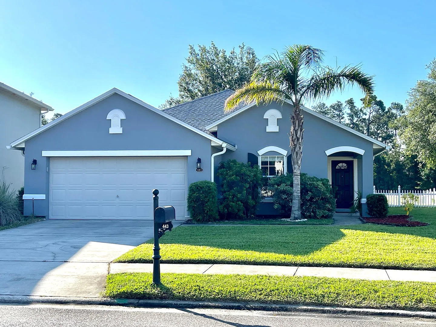 Lovely home is located on the edge of a beautiful retention pond — Photo 1