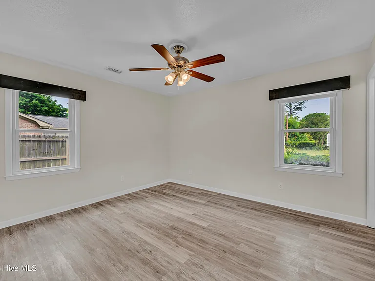 917 Wordsworth Dr — Photo 16