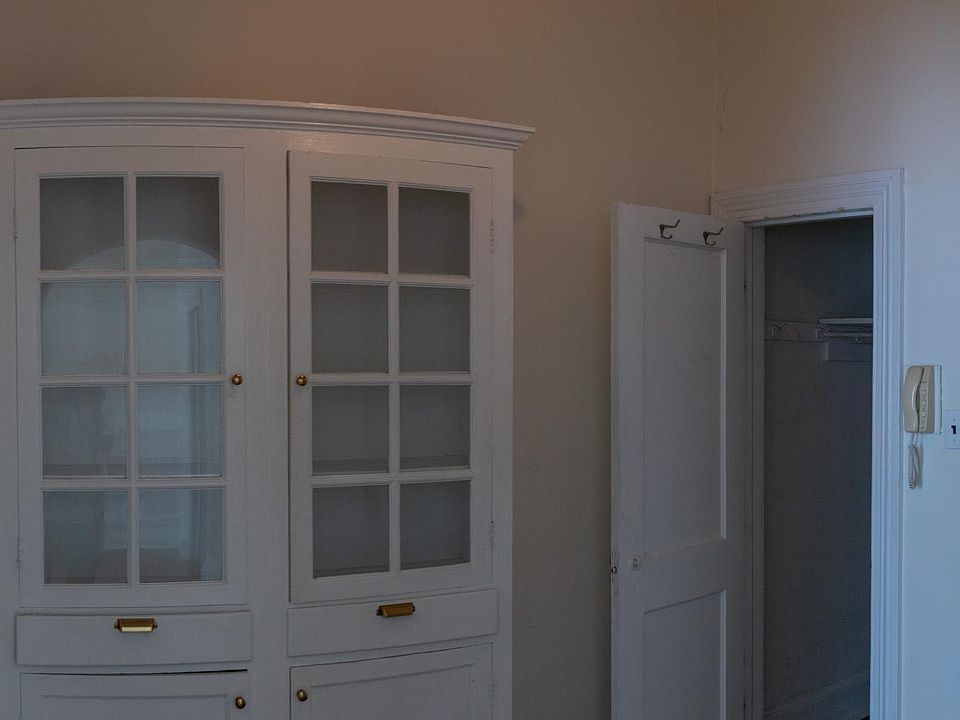 Alcove closet