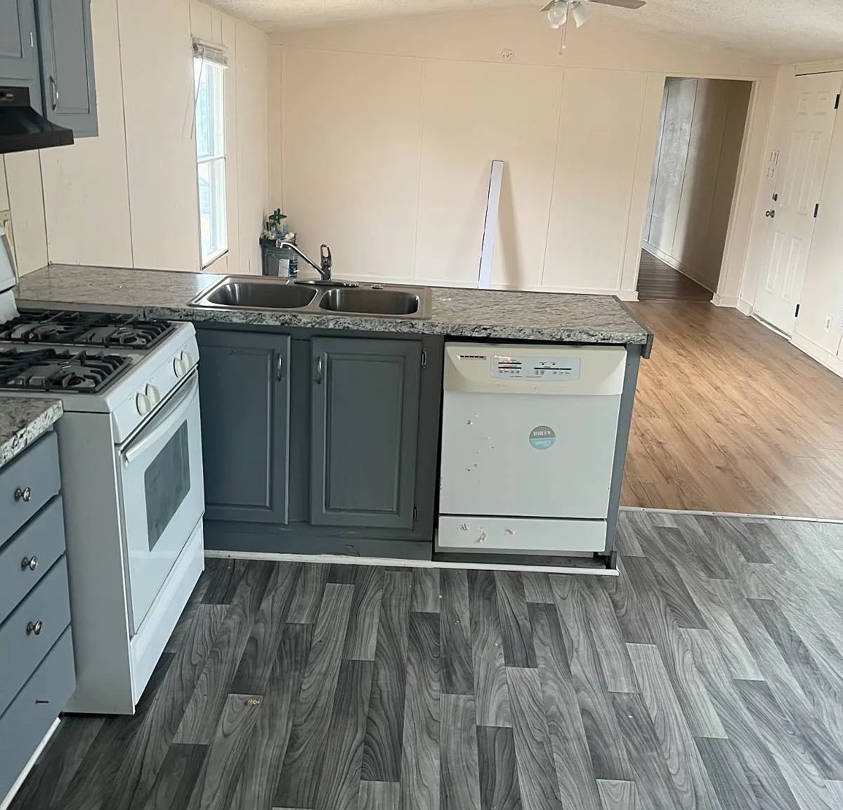 3 bed, 2.0 bath, $995 — Photo 1
