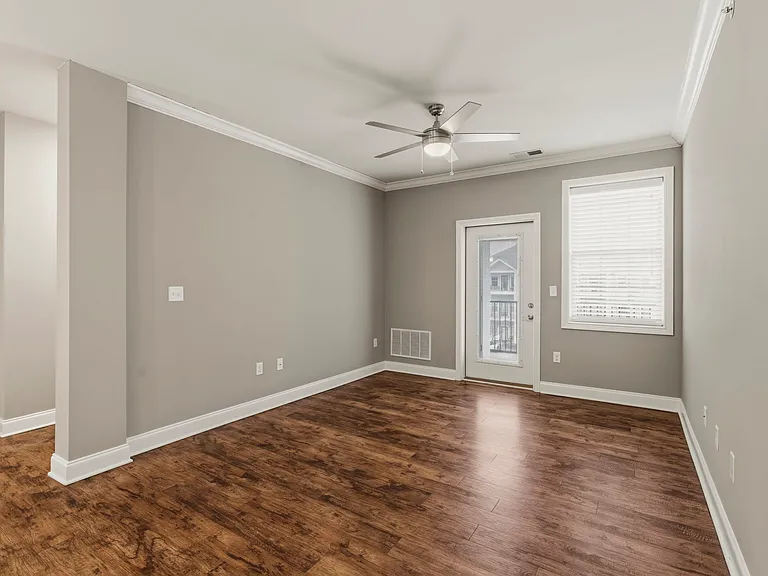 Mount Victor Olde Towne Luxury Apartments — Photo 139