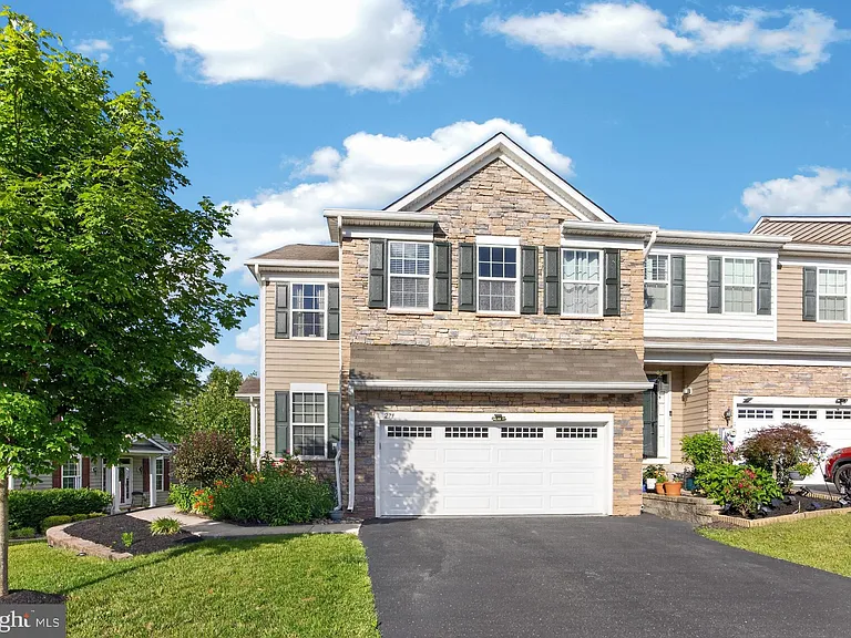 271 Fairfield Cir W — Photo 1