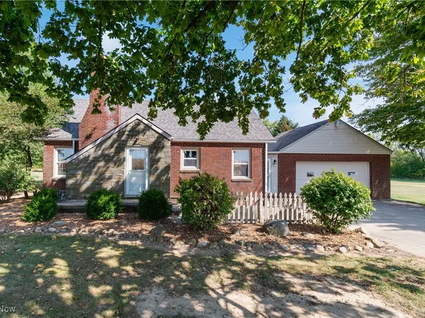 5840 Oakhill Ave NE, Louisville, OH 44641