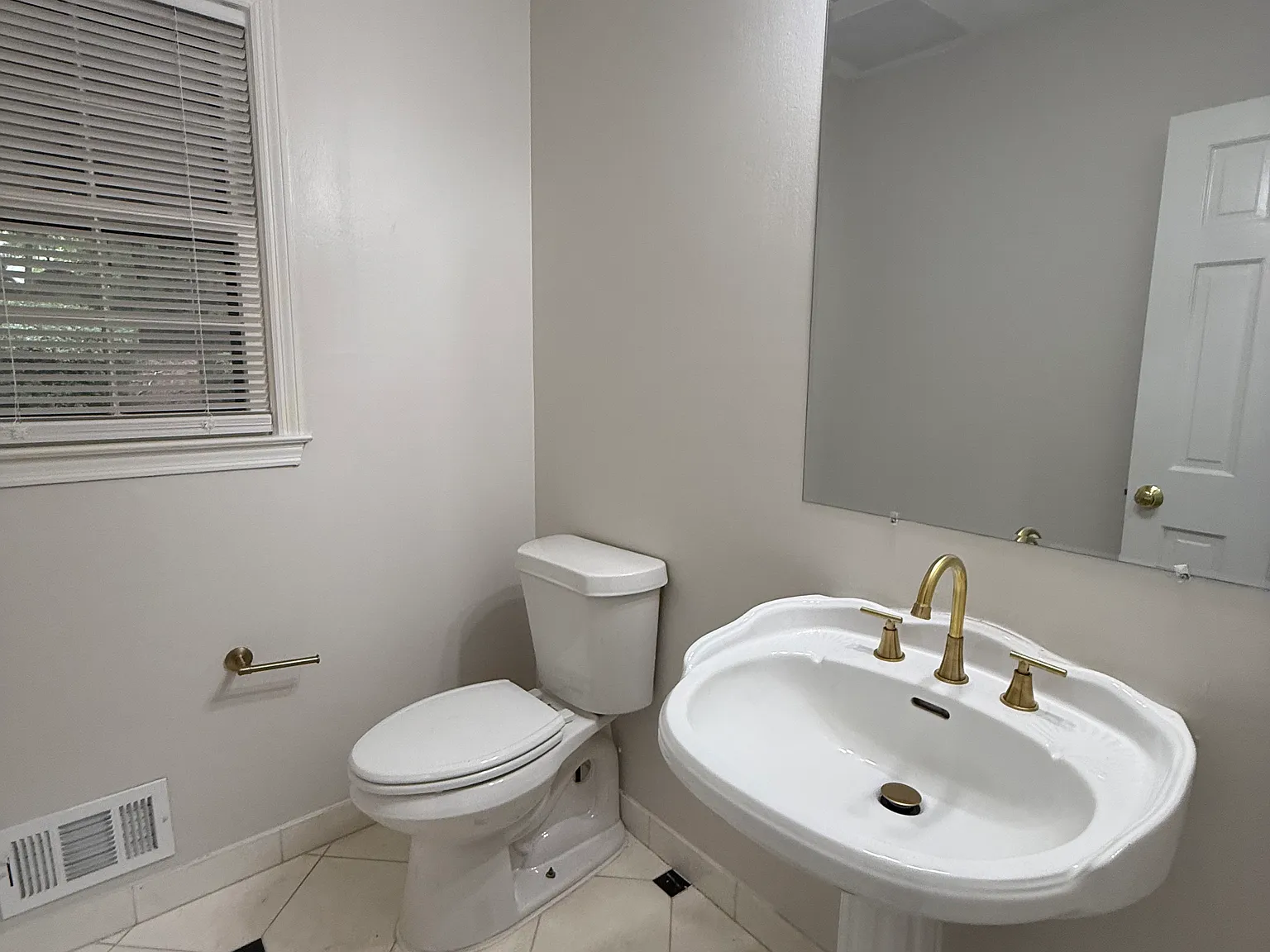 4 bed, 4.5 bath, 2923 sqft, $2,950 — Photo 4