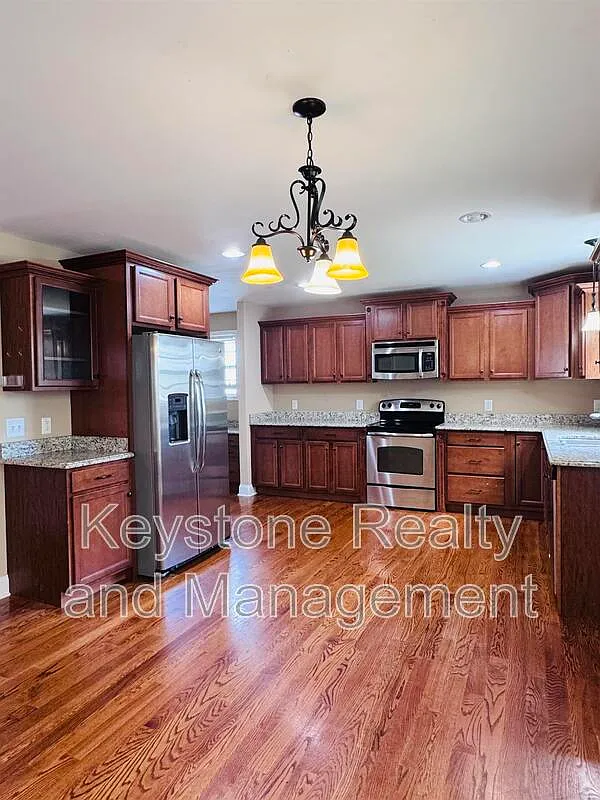 4 bed, 2.5 bath, 2445 sqft, $2,150 — Photo 3