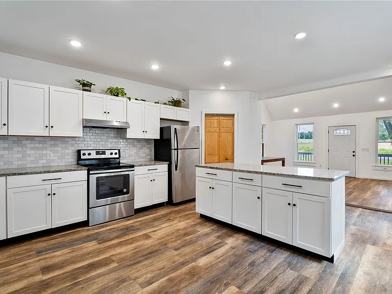 426 Davis Rd — Photo 13
