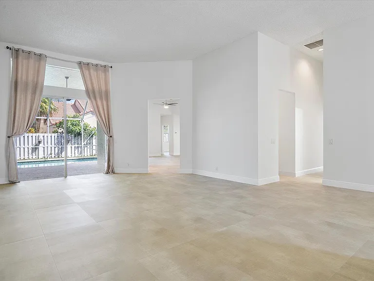 970 Greenwood Rd — Photo 10