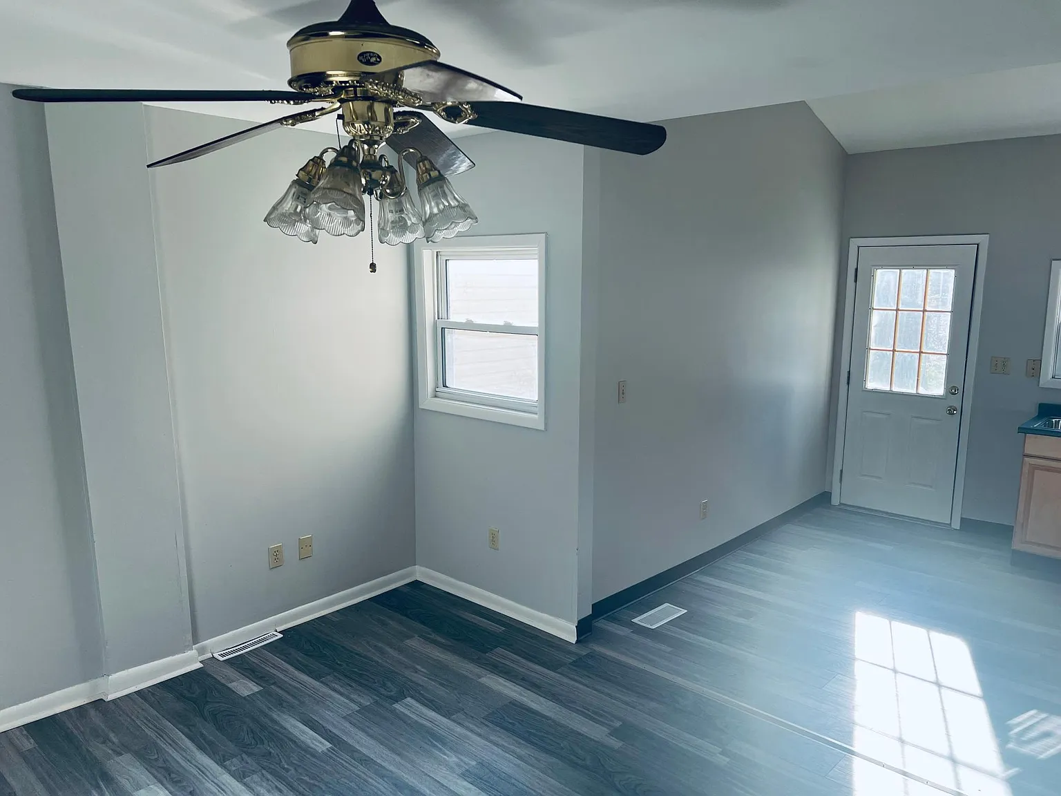 3 bed, 950 sqft, $1,025 — Photo 3