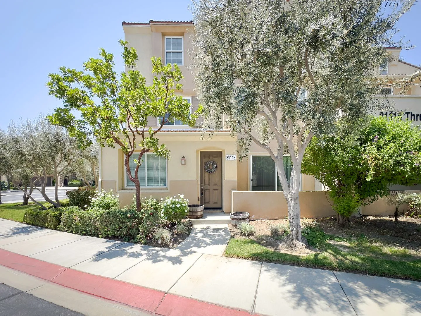 Beautiful South Temecula Townhome in the Gated Community of Temecula Lanes! — Photo 2