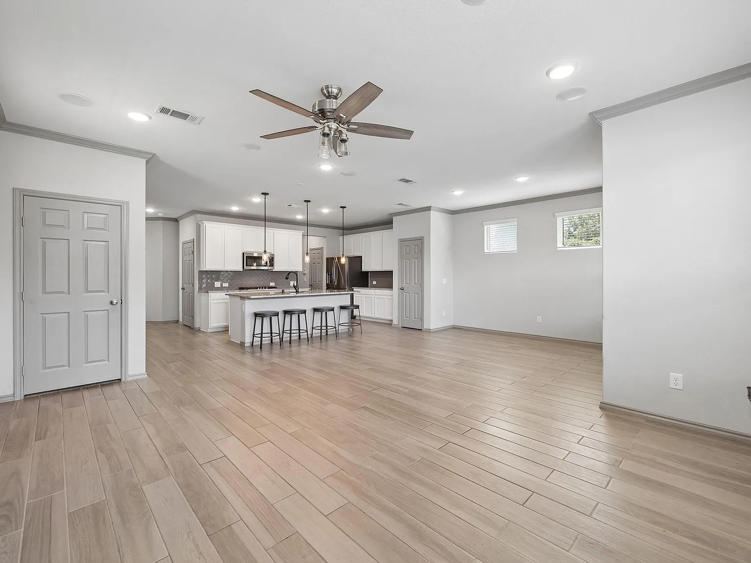 3 bed, 2.5 bath, 2041 sqft, $3,100 — Photo 2