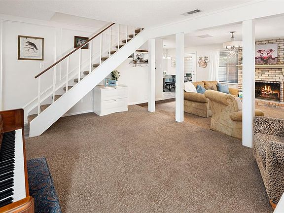 4th image of 2022 Clubview Dr
