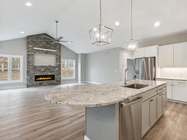 1140 Lochaven Cir #10B, Hillsdale, MI 49242