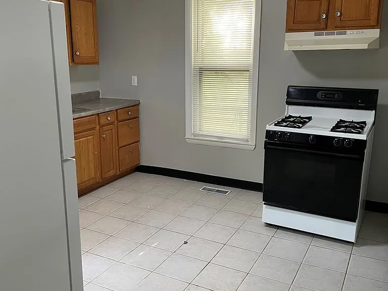 592 E 3rd Ave — Photo 6