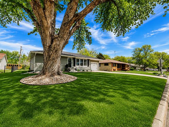 4th image of 212 Sunset Dr
