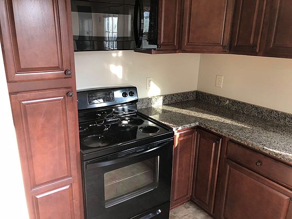 3rd image of 433 Mechanic St
