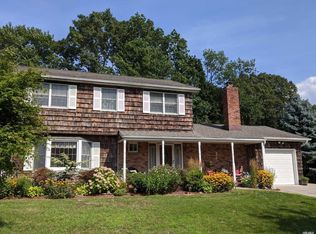 3 Cliff Ct, Rocky Point, NY 11778