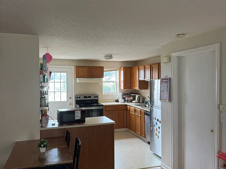 Kitchen with breakfast bar